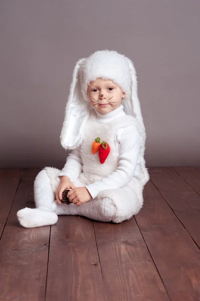 Tavşan gibi giyinmiş çocuk — Stok fotoğraf