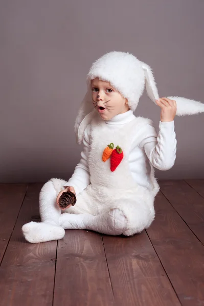 Мальчик, одетый как кролик — стоковое фото
