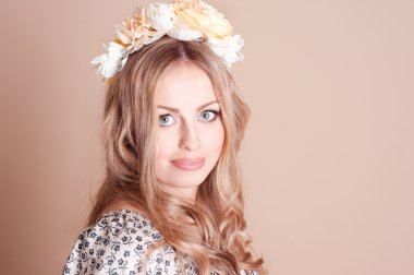 güzel sarışın bir kadın yüzü