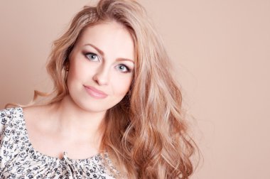 güzel sarışın bir kadın yüzü