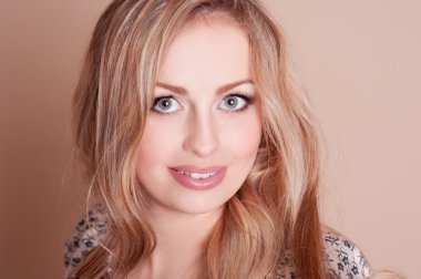 güzel sarışın bir kadın yüzü