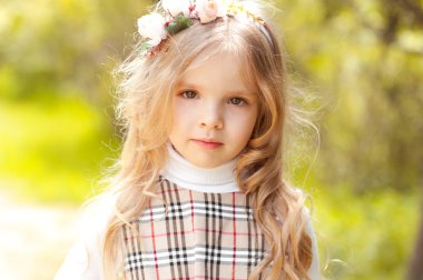 sevimli gülümseyen kız