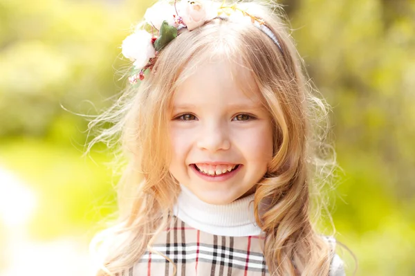 Menina sorrindo bonito — Fotografia de Stock