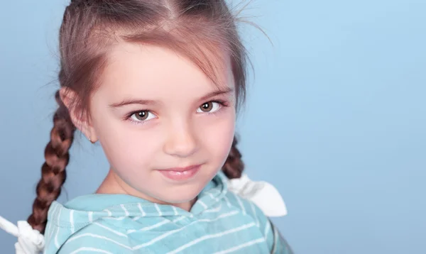 Petite fille portant un sweat à capuche — Photo