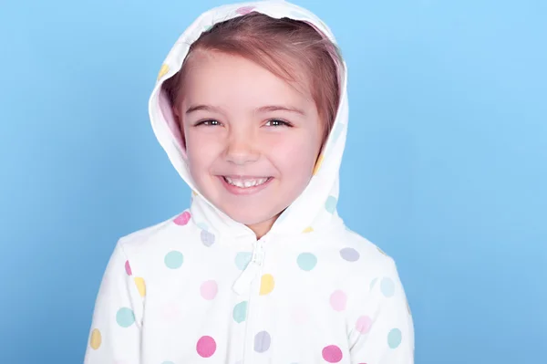 Liten flicka klädd hoodie — Stockfoto