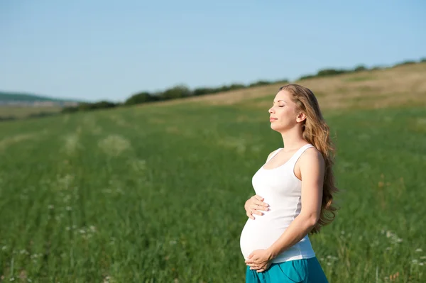 Heureuse femme enceinte — Photo