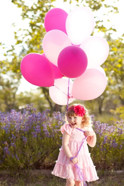 Meisje van de baby met roze ballonnen — Stockfoto