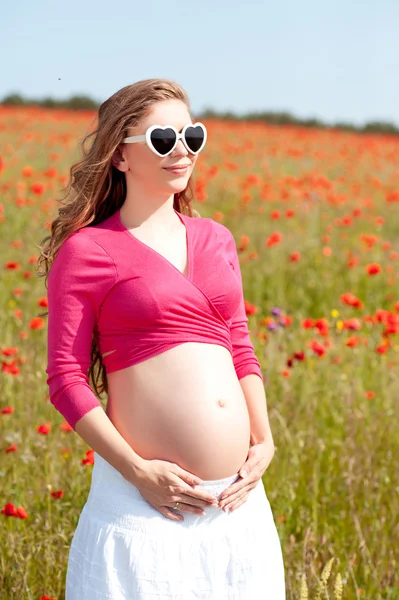 Glückliche schwangere Frau — Stockfoto