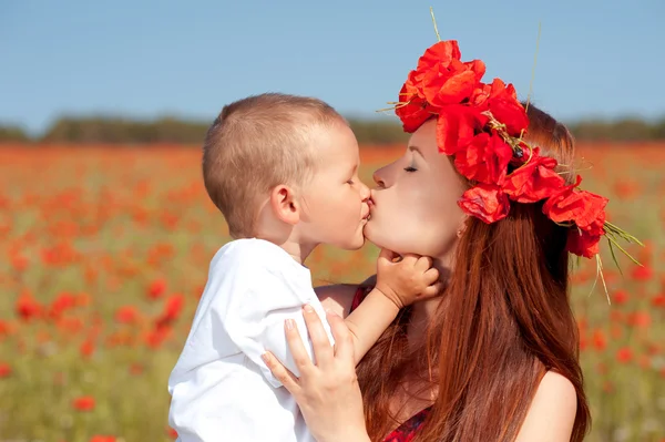 Woman with child in poppy field — Stock Photo, Image