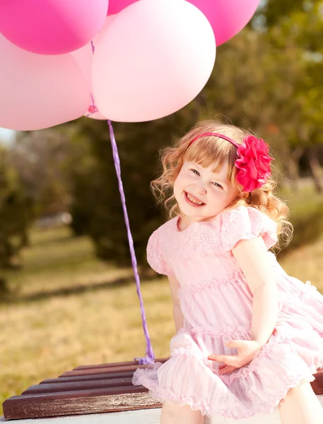 Meisje van de baby met roze ballonnen — Stockfoto