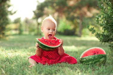 karpuz yiyen kız bebek