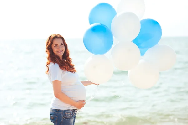 Schwangere mit Luftballons — Stockfoto