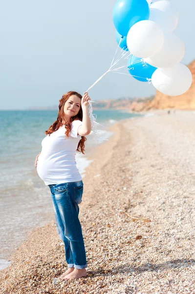 Schwangere mit Luftballons — Stockfoto