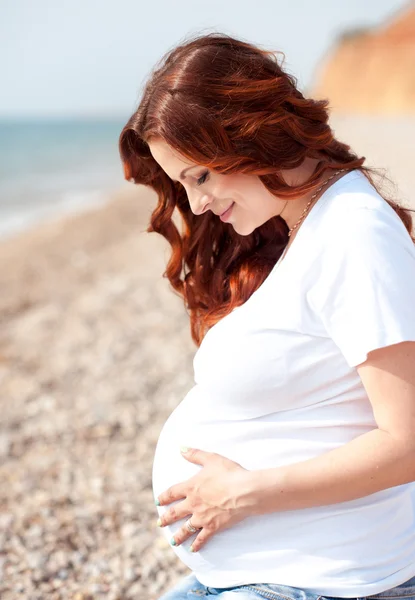 Pregnant woman at beach — Stock Photo, Image