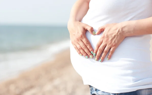 Femme enceinte à la plage — Photo