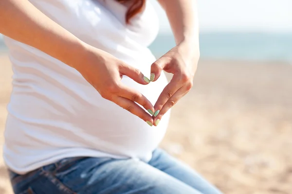 Pregnant woman at beach — Stock Photo, Image