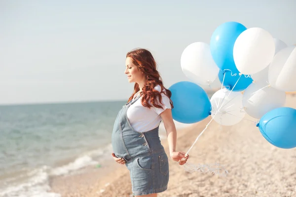 Schwangere mit Luftballons — Stockfoto