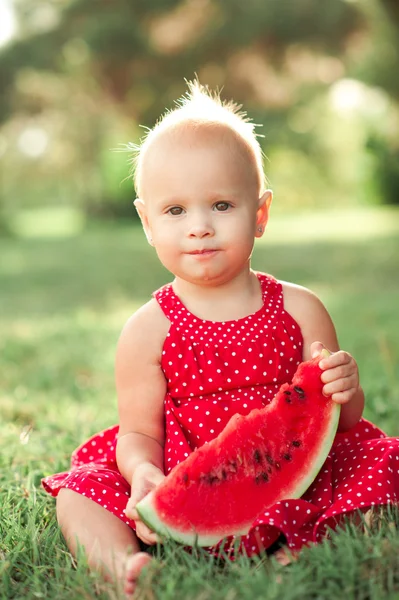 Holčička jíst meloun — Stock fotografie