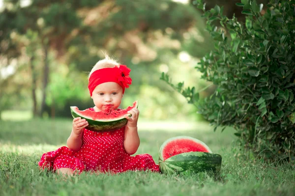 Holčička jíst meloun — Stock fotografie