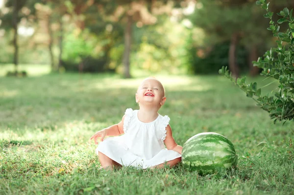 Karpuz ile kız bebek — Stok fotoğraf