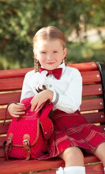 Bambina che indossa uniforme scolastica — Foto Stock