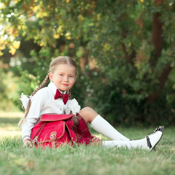 Bambina che indossa uniforme scolastica — Foto Stock