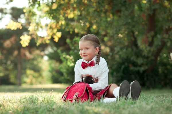 小さな女の子の身に着けている制服 — ストック写真