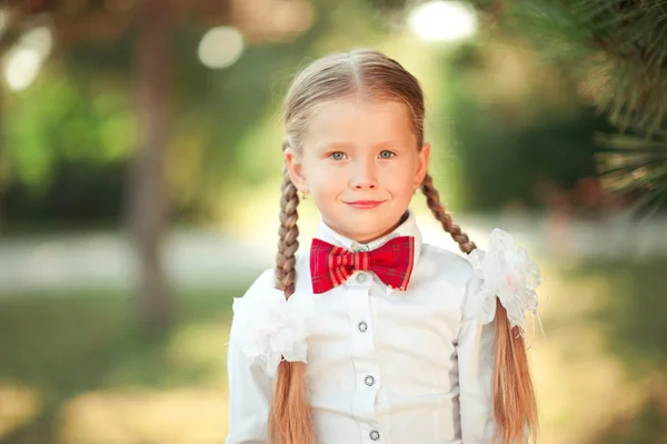 Malá dívka nosí školní uniformu — Stock fotografie