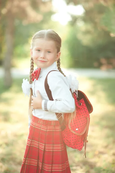 Mała dziewczynka sobie mundurek szkolny — Zdjęcie stockowe