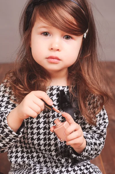 Kleines stilvolles Mädchen — Stockfoto
