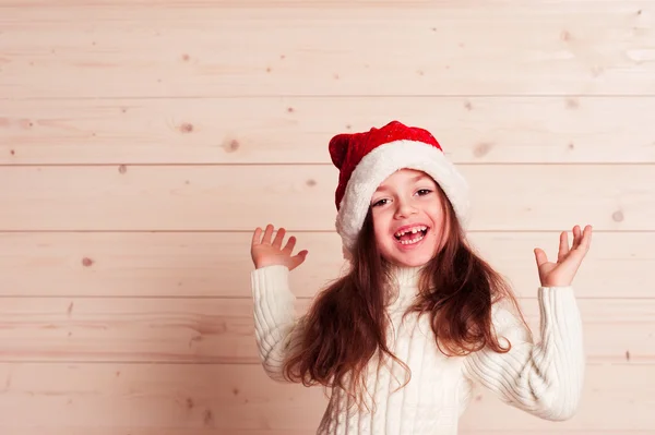 Küçük kız giyen Noel Baba şapkası — Stok fotoğraf