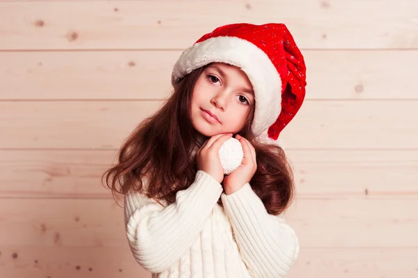 Weinig meisje dragen Kerstman hoed — Stockfoto