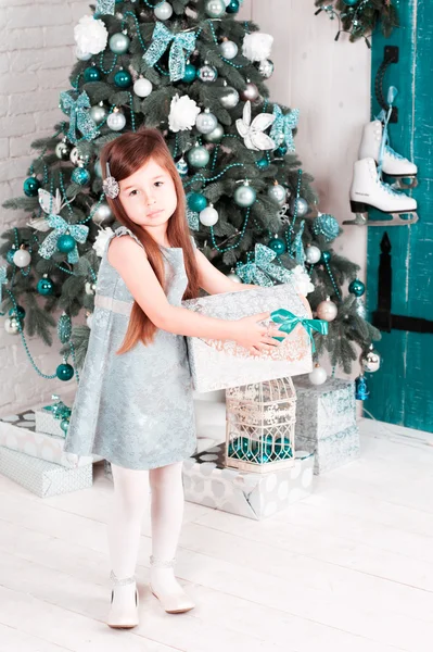 Petite fille au réveillon de Noël — Photo