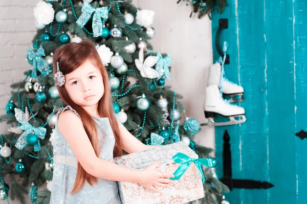 Petite fille au réveillon de Noël — Photo