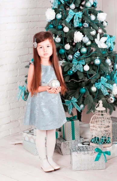 クリスマスイブの日に小さな女の子 — ストック写真