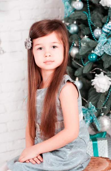 Liten flicka på julafton — Stockfoto