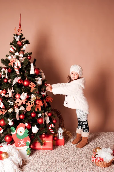 クリスマスイブの日に小さな女の子 — ストック写真