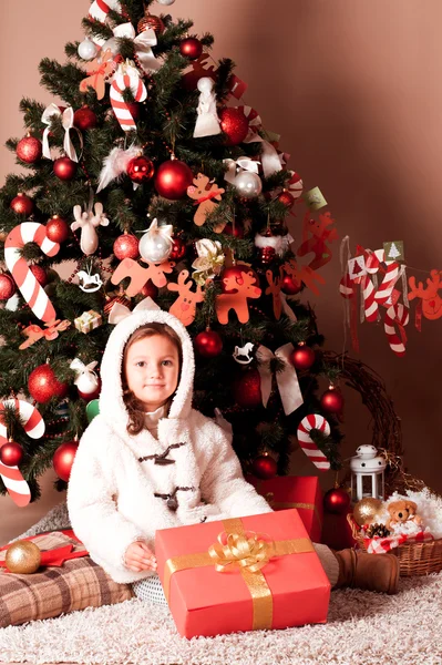 Liten flicka på julafton — Stockfoto