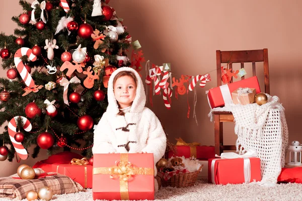 クリスマスイブの日に小さな女の子 — ストック写真