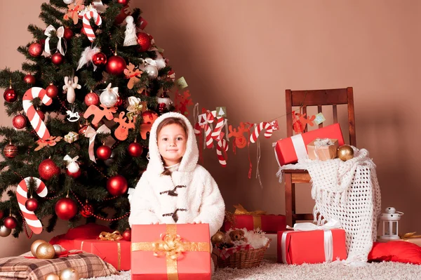 Petite fille au réveillon de Noël — Photo