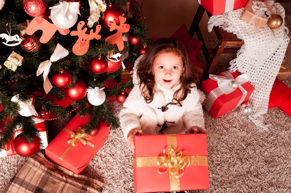 Kleines Mädchen an Heiligabend — Stockfoto