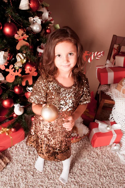 Petite fille au réveillon de Noël — Photo