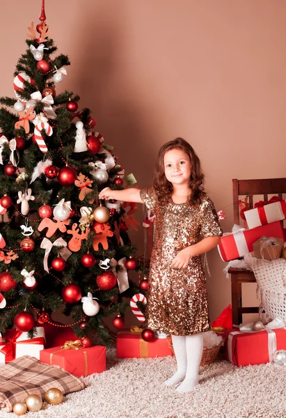 Meisje op kerstavond — Stockfoto