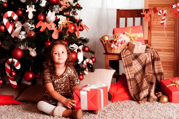 Kleines Mädchen an Heiligabend — Stockfoto