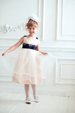 güzel şık elbiseli küçük kız