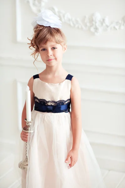 아름 다운 세련 된 드레스 소녀 — 스톡 사진