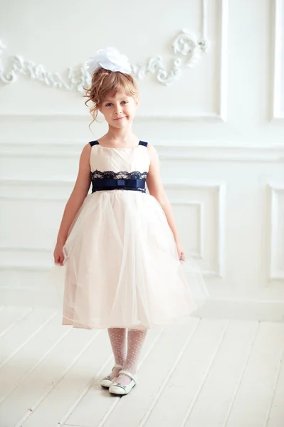 Bambina in bellissimo vestito elegante — Foto Stock