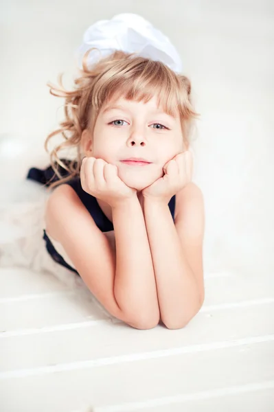 Menina em belo vestido elegante — Fotografia de Stock