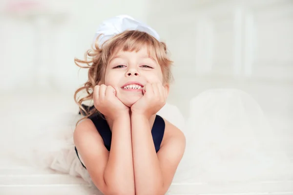 Kleines Mädchen im schönen stilvollen Kleid — Stockfoto