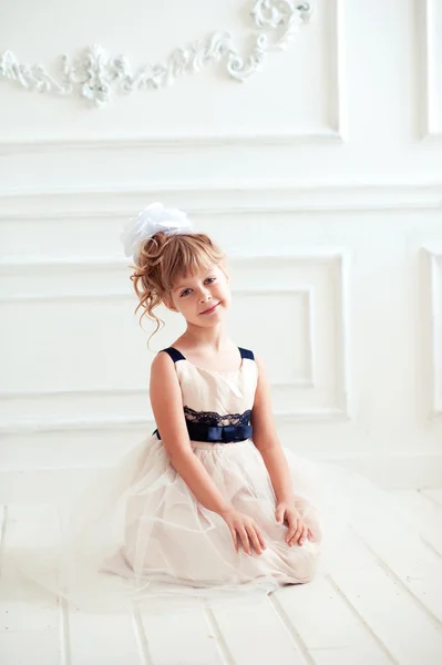 Niña en hermoso vestido elegante — Foto de Stock